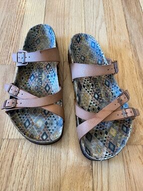 Women's Sandals Size 40
Printed Sole Buckle 
100% Leather